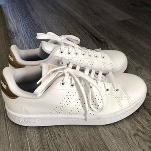 Adidas women’s court advantage sneakers size 7